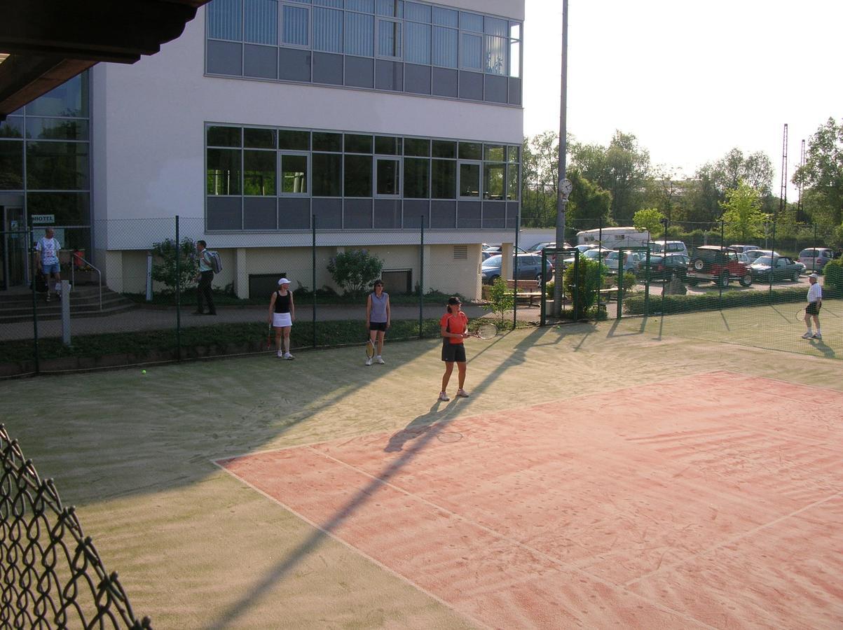 Sport Und Tagungshotel Kenzingen Dış mekan fotoğraf